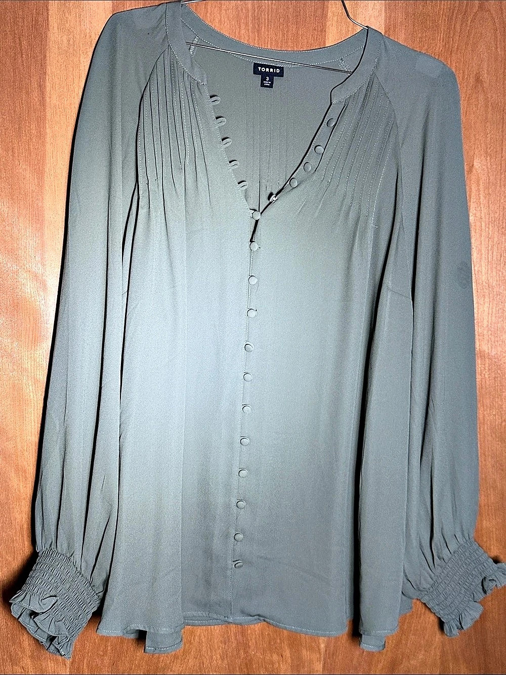 Torrid Pleated Long Sleeve Blouse in Green Size 3 Like New